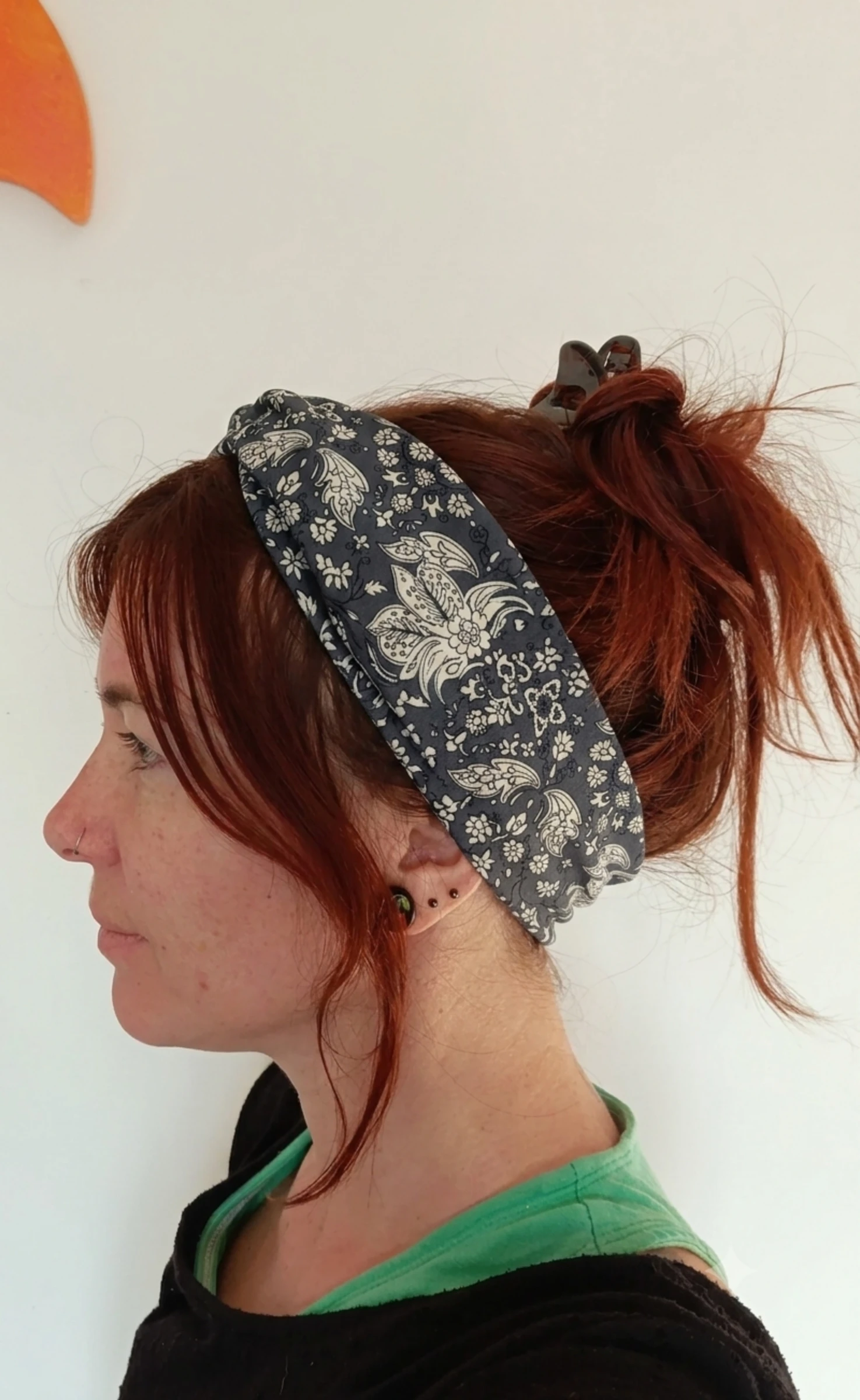 Bandeau cheveux femme motifs paisley couleurs gris anthracite et blanc • confortable